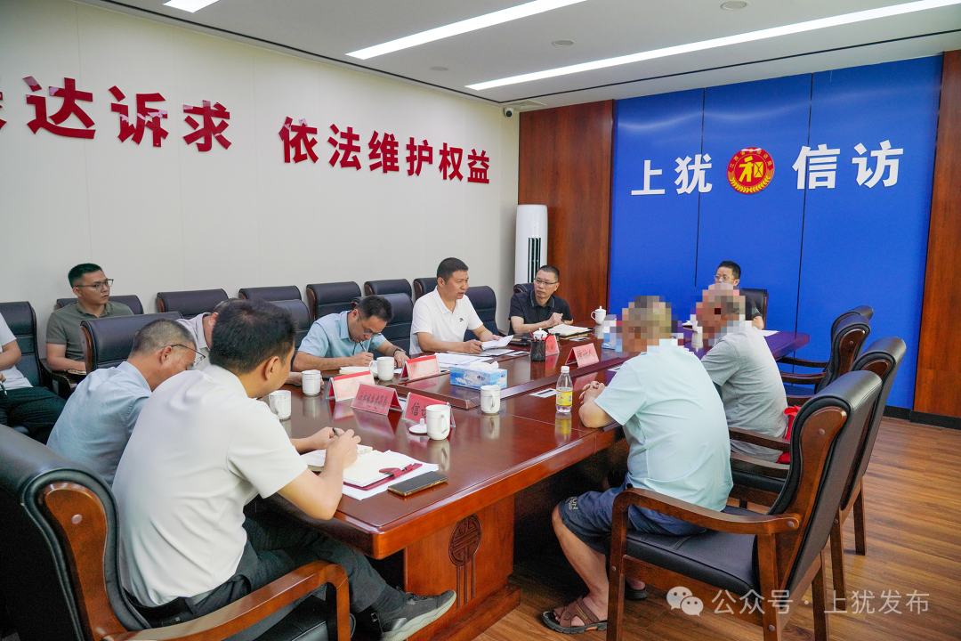 面对面听民声 心连心解民忧！钟晓斌在县人民来访接待中心开展下访接访工作