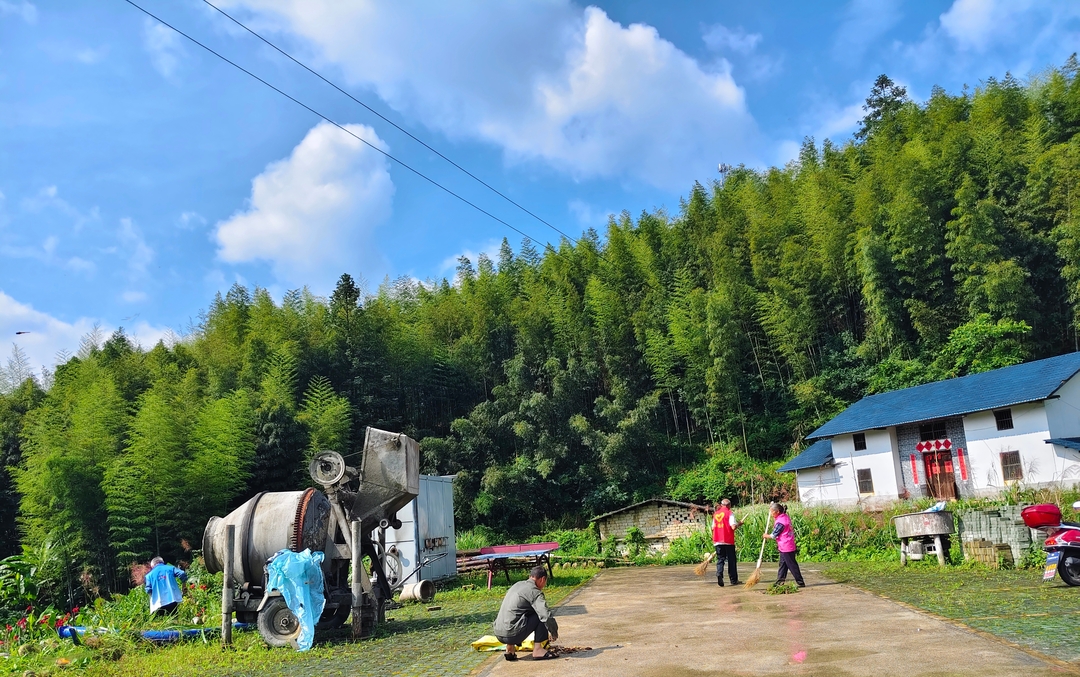 五指峰鄉(xiāng)黃竹頭村新時(shí)代文明實(shí)踐站開展人居環(huán)境整治志愿活動(dòng)